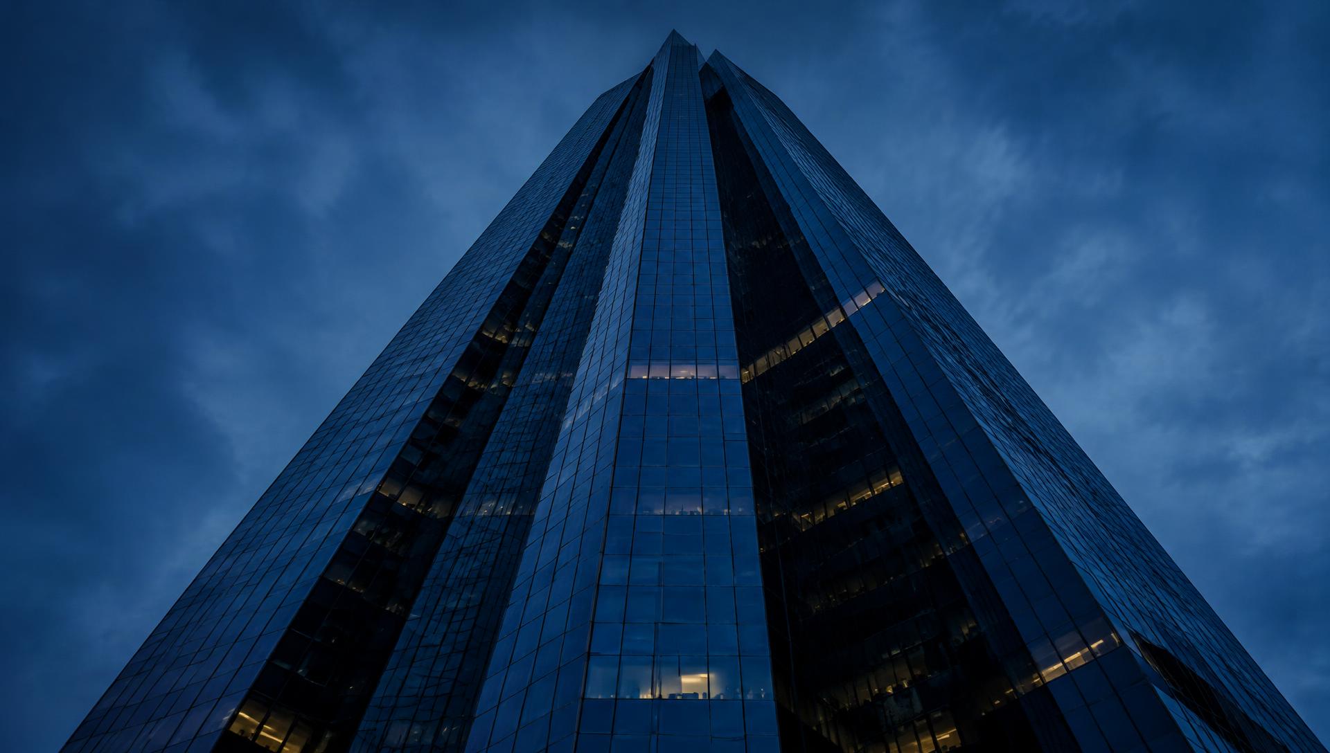 Torre de cristal al anochecer